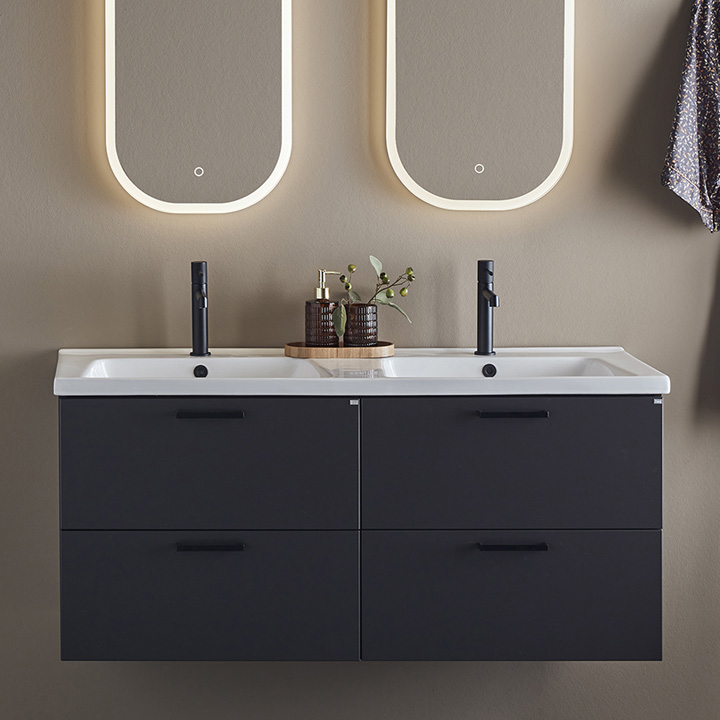 antracit badrumsskåp med led-spegel och svart blandare