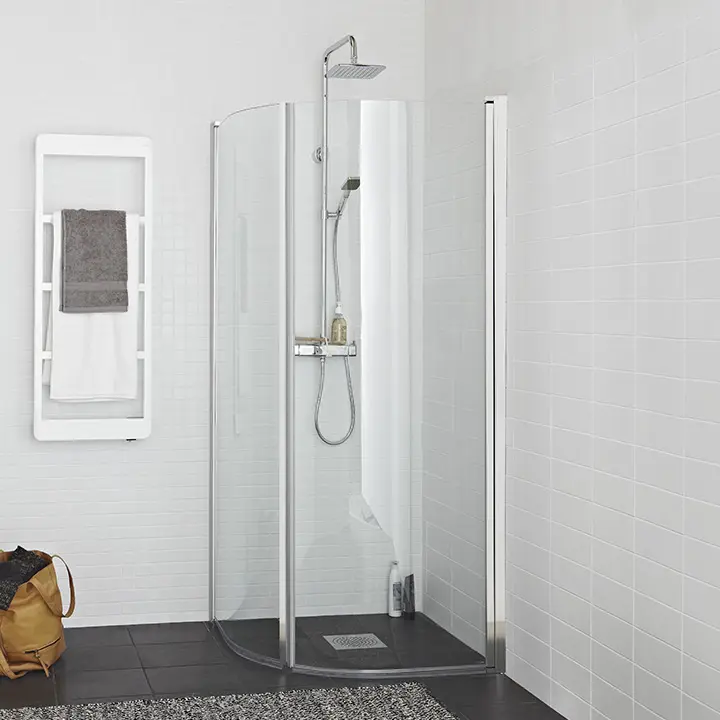 Moderne og lett buet dusjhjørne med elegante kromade profiler. 